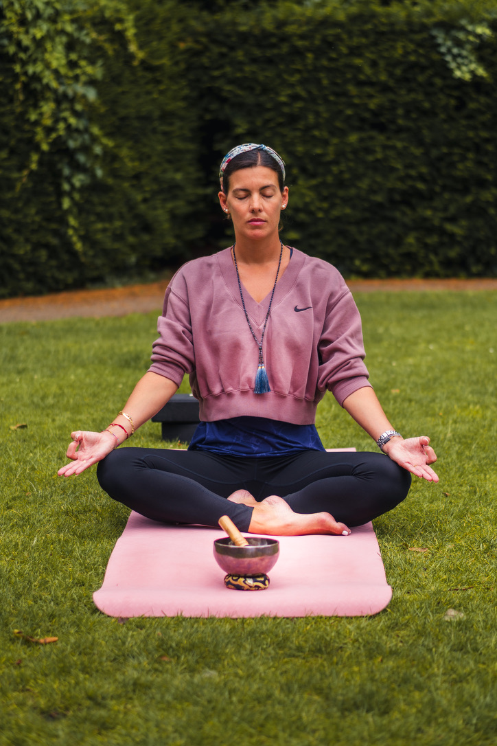 Jess meditando al aire libre