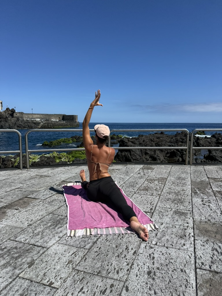 Yoga junto al océano en Tenerife