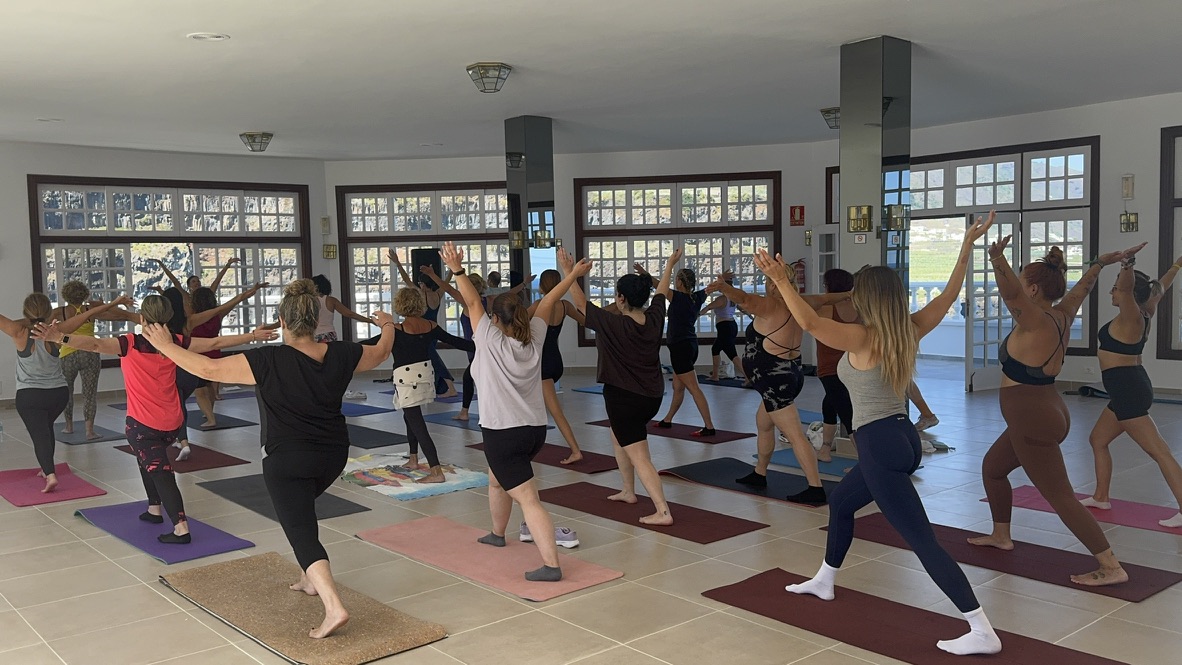 Comunidad practicando yoga